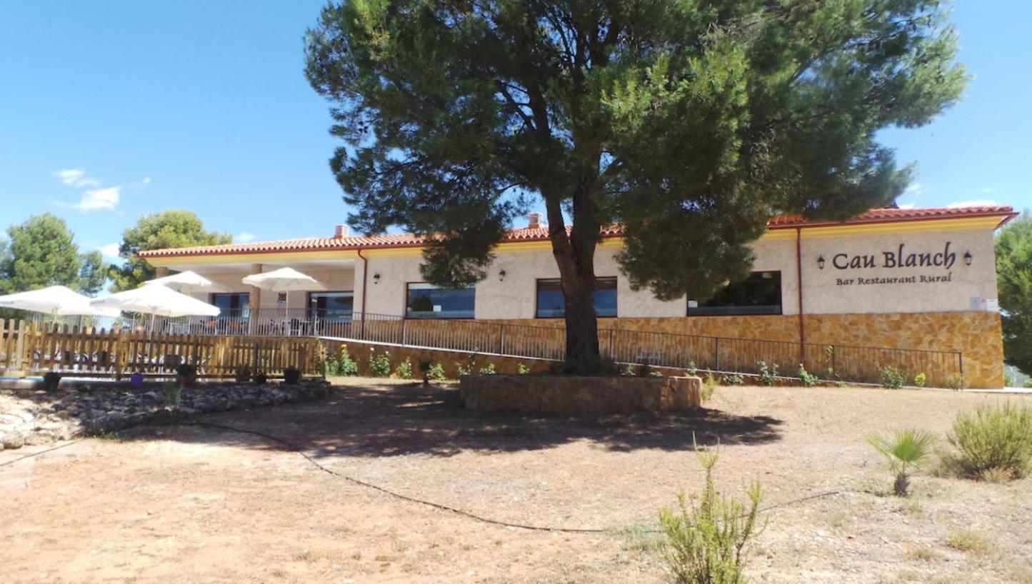 Hotel Restaurant Cau Blanch Useras Exterior photo